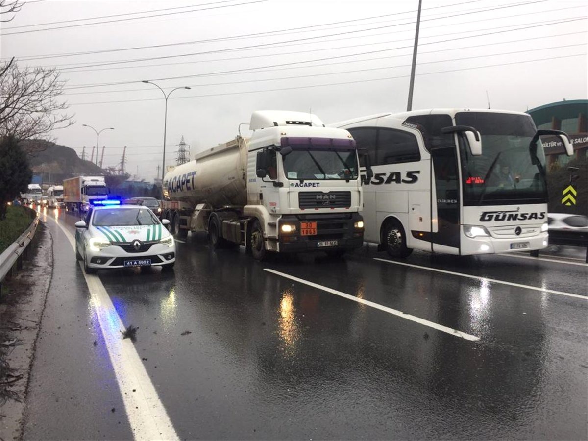Anadolu Otoyolu\'nda Kaza Trafiği Aksattı