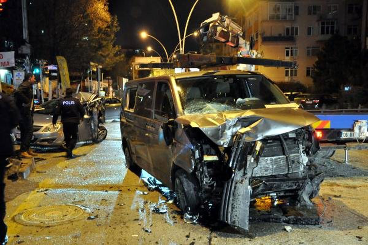 Ankara\'da Minibüs, 2 Otomobile Çarptı: 1 Ölü, 3 Yaralı