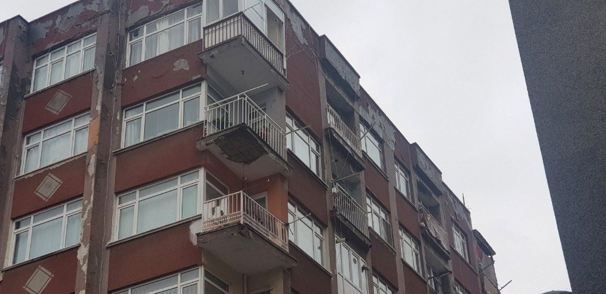 Bahçelievler\'de Yıkılma Tehlikesi Nedeniyle 7 Katlı Bina Boşaltıldı