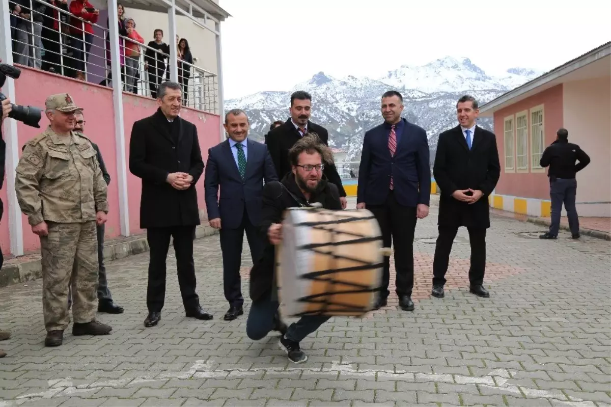 Bakan Selçuk\'a Tunceli\'de "Çılgın Davulcu" Şovu