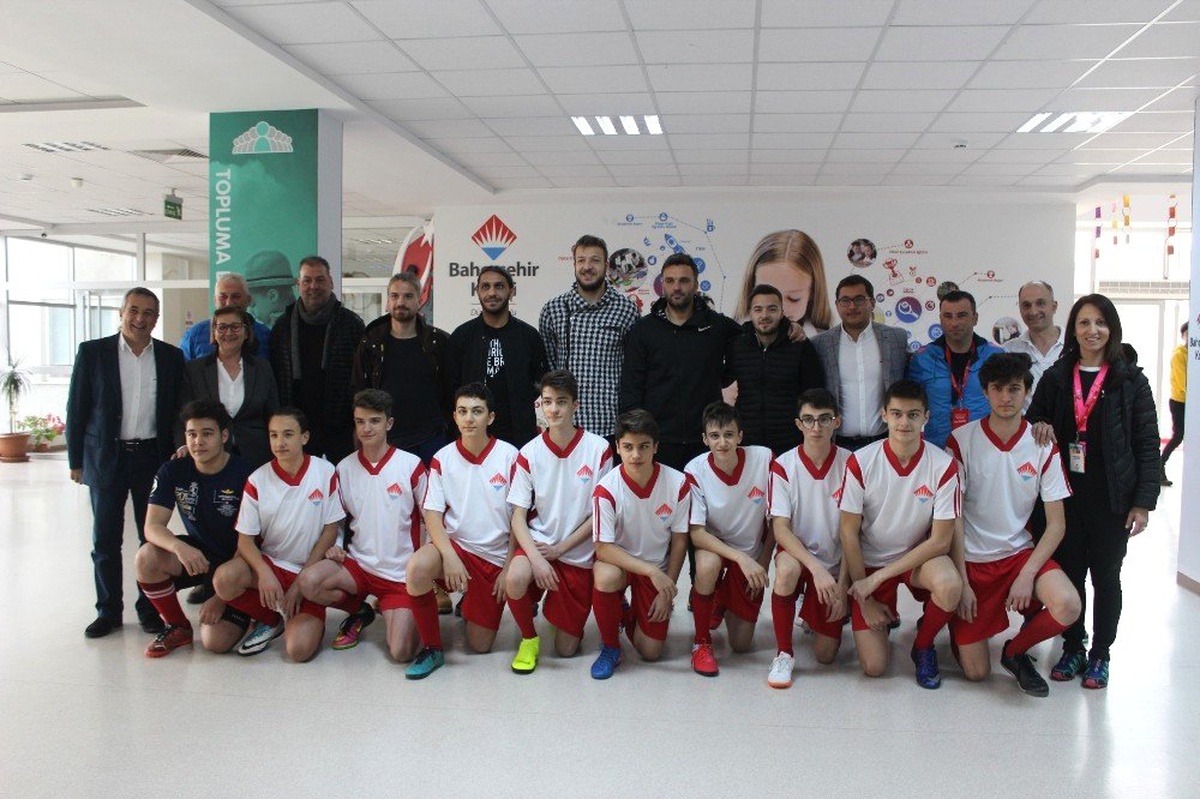 Bandırmaspor\'un Futbolcuları Öğrencilerle Buluştu