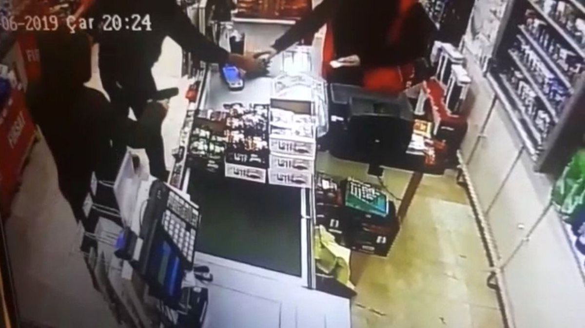 Bıçaklı, Silahlı Market Soyguncularını Sopayla Etkisiz Hale Getirdi