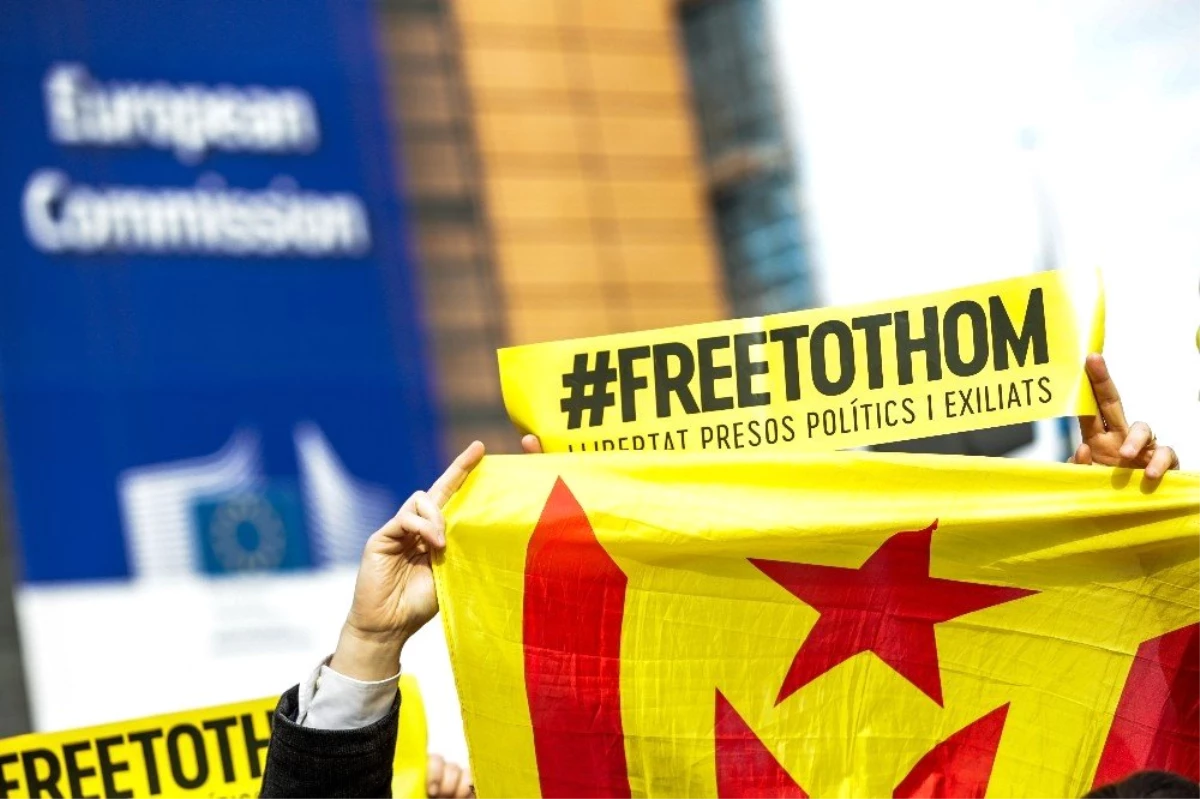 Brüksel\'de Yüzlerce Kişi Katalan Politikacılara Destek İçin Yürüdü