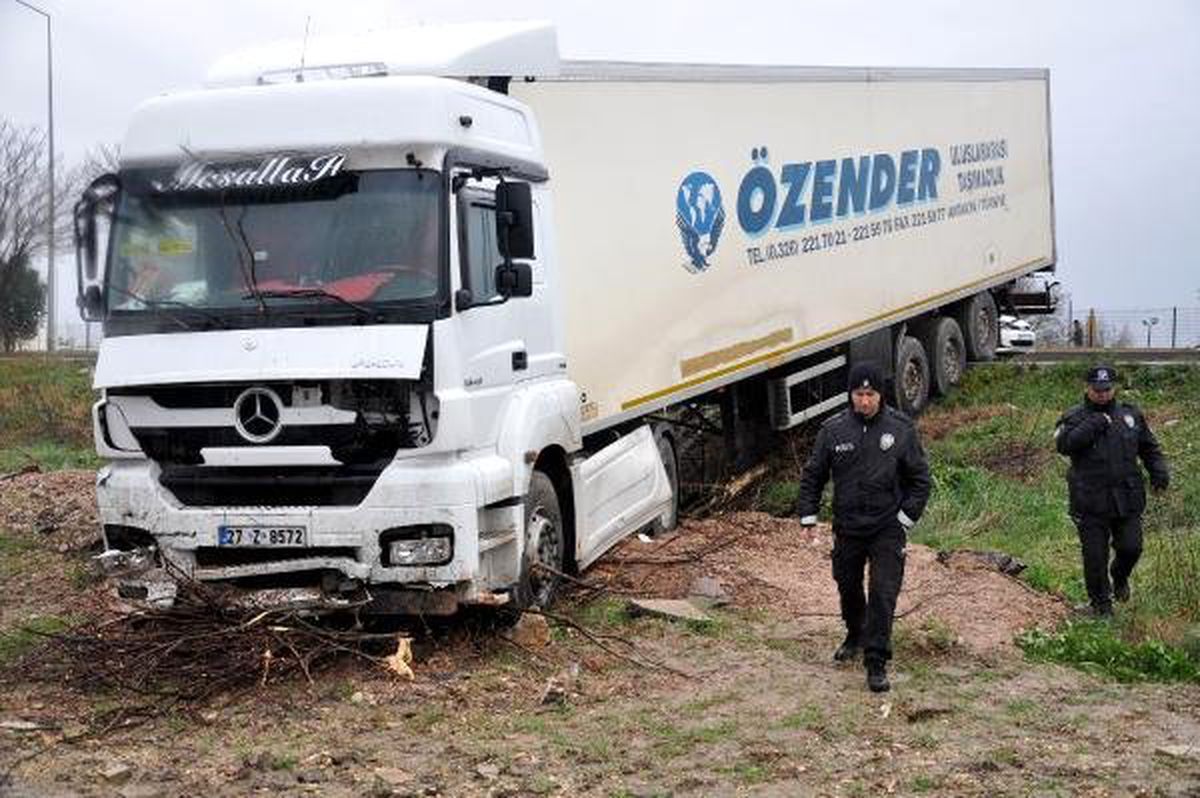 Bursa\'da Tır Otomobile Çarptı: 5 Yaralı