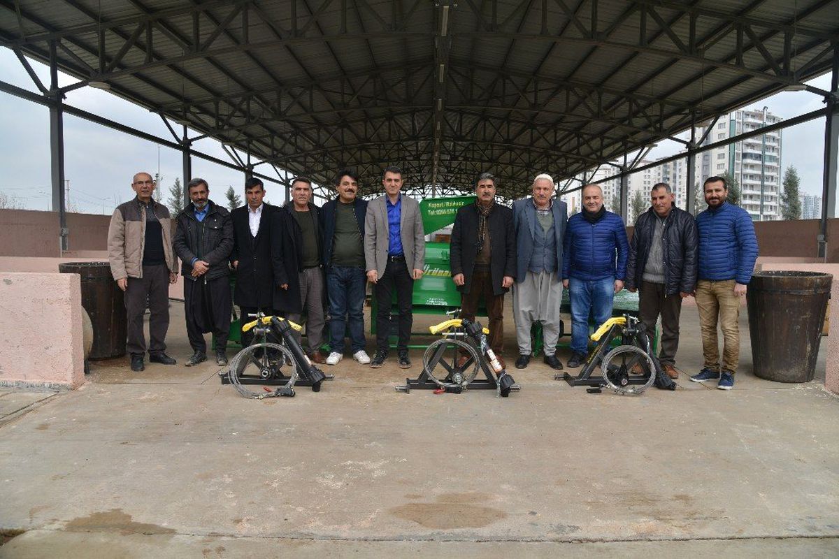 Büyükşehir Belediyesi\'nden Çiftçilere Badem Soyma Makinesi