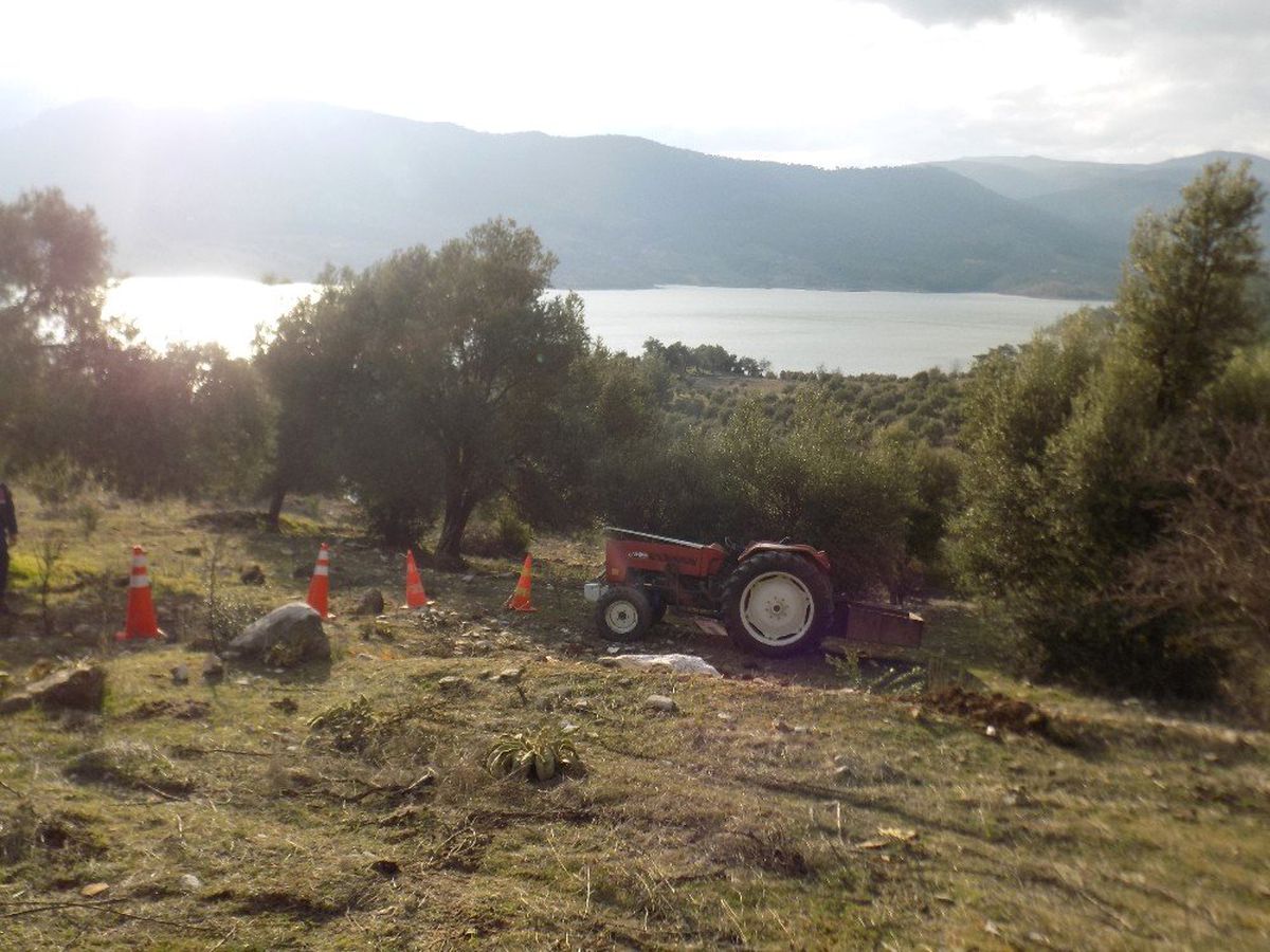 Çift Sürmeye Gittiği Tarlada Traktörün Altında Kaldı