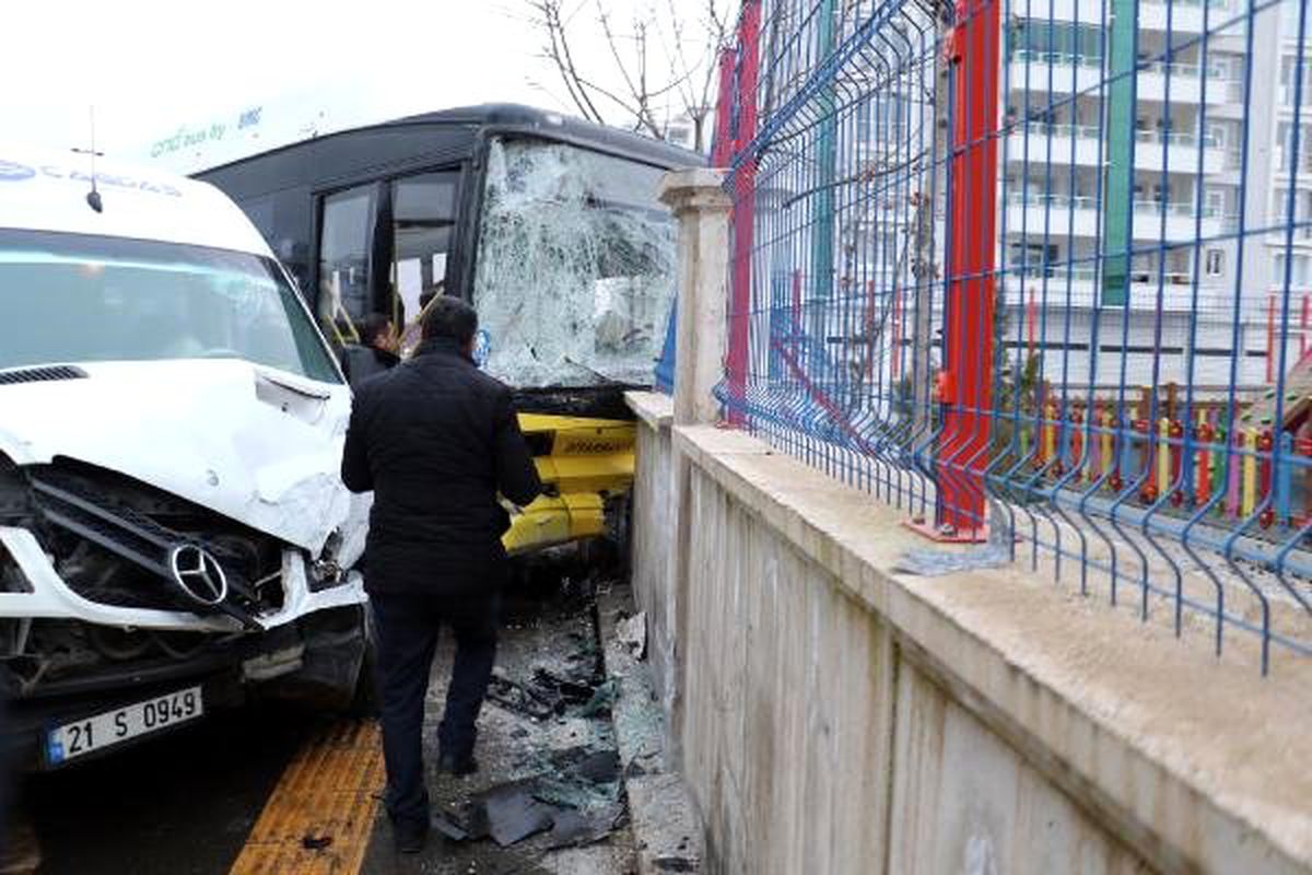 Diyarbakır\'da Belediye Otobüsü ile Servis Minibüsü Çarpıştı: 13 Yaralı
