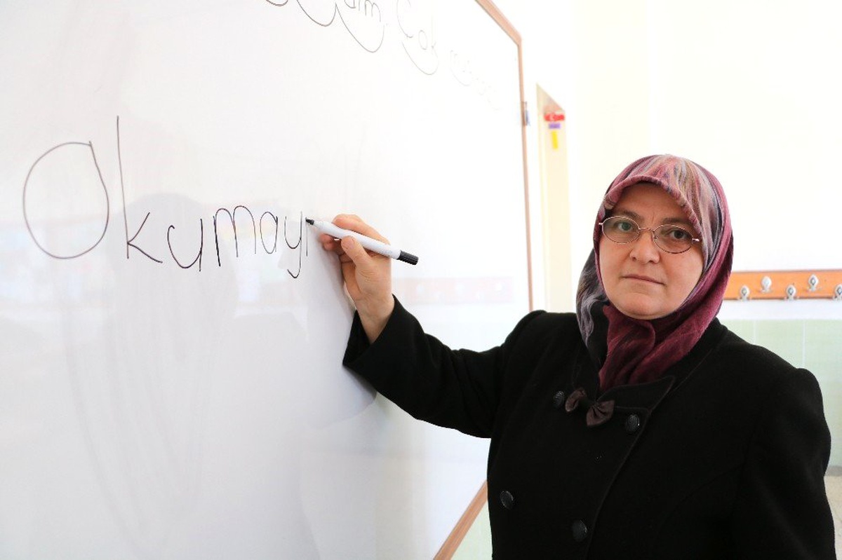 Ehliyet Alabilmek İçin Okuma Yazma Öğreniyor