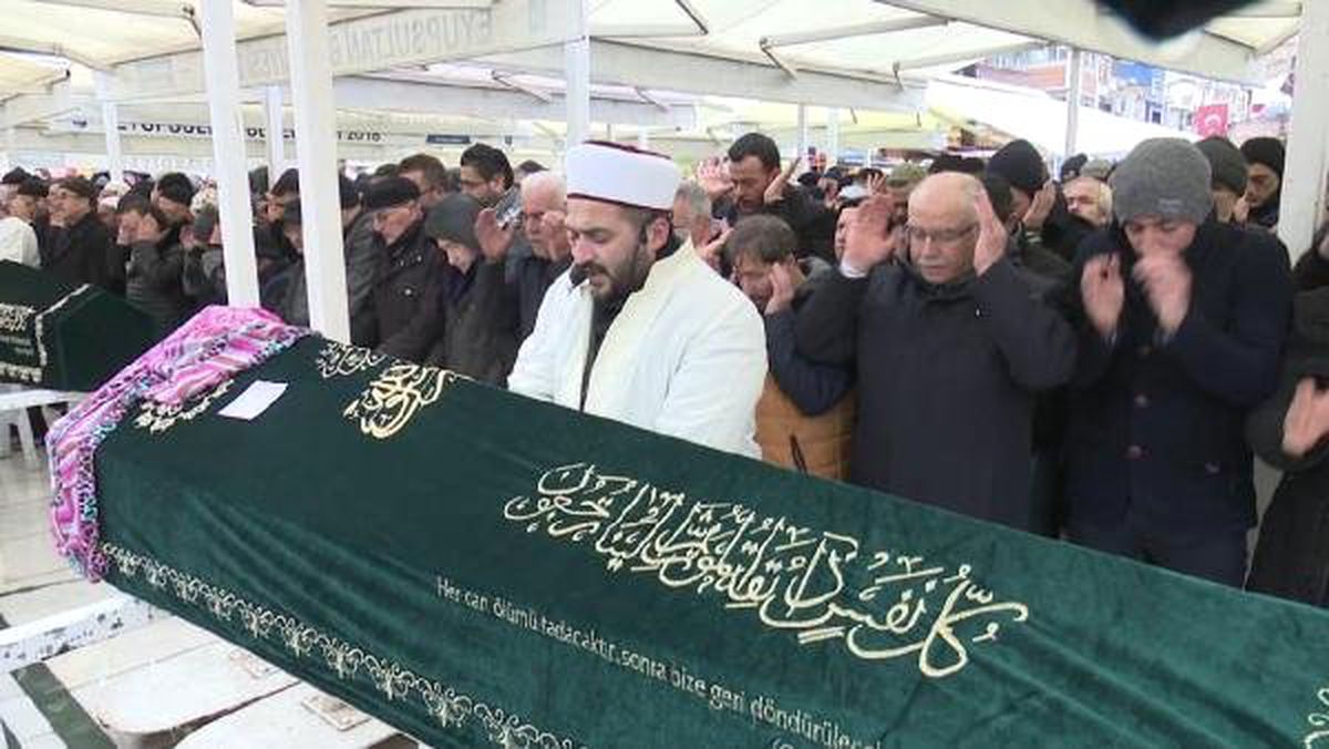 Eyüpsultan\'da Okulda Hayatını Kaybeden Küçük Azra Son Yolculuğuna Uğurlandı