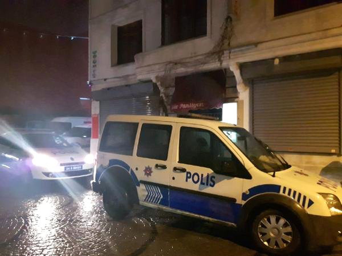 Fatih\'te Silahlı Saldırıya Uğrayan 2 Kişi Yaralandı