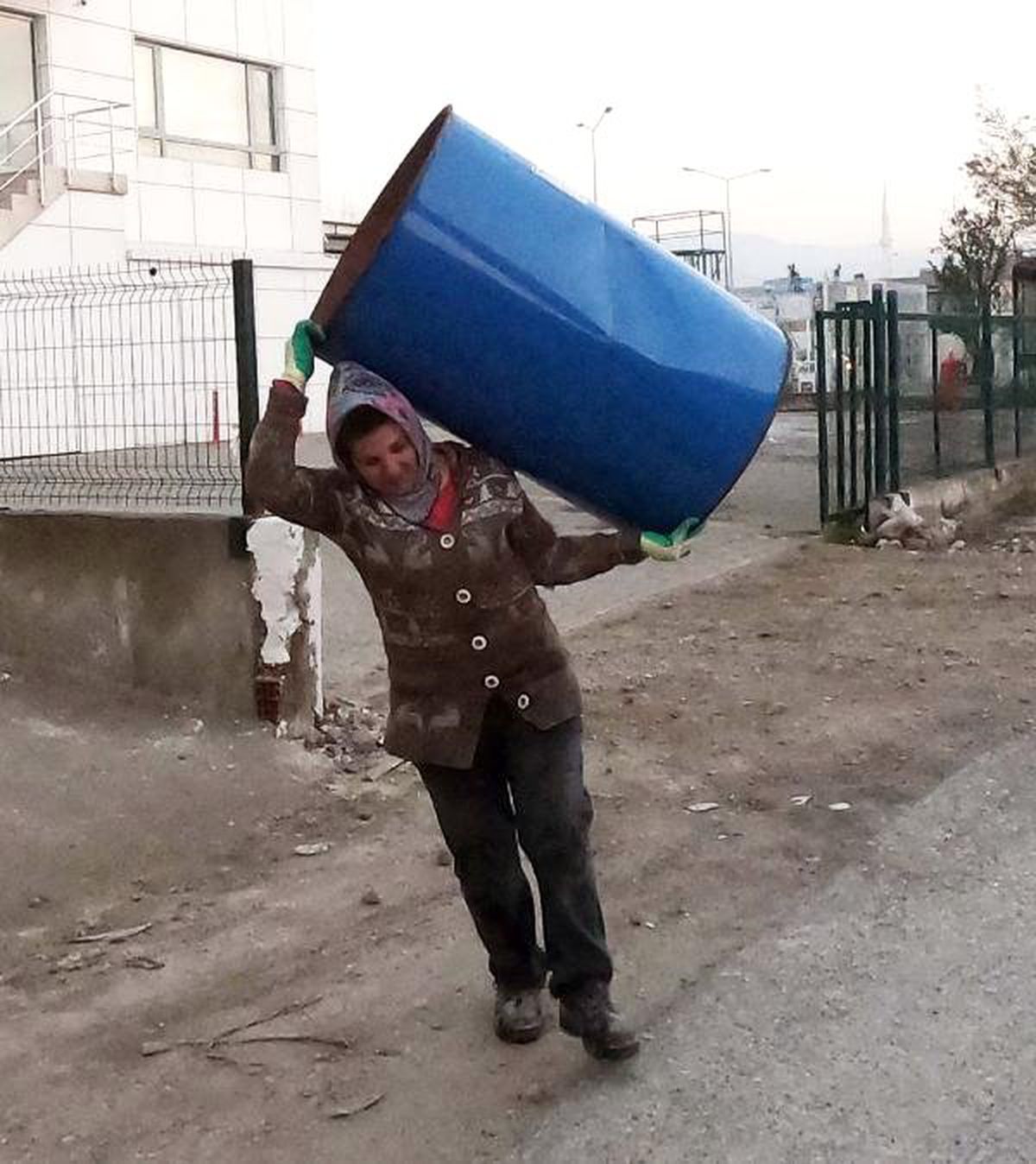 Hurda Toplayarak Geçinen 2 Çocuk Annesine Yardım Eli Uzandı
