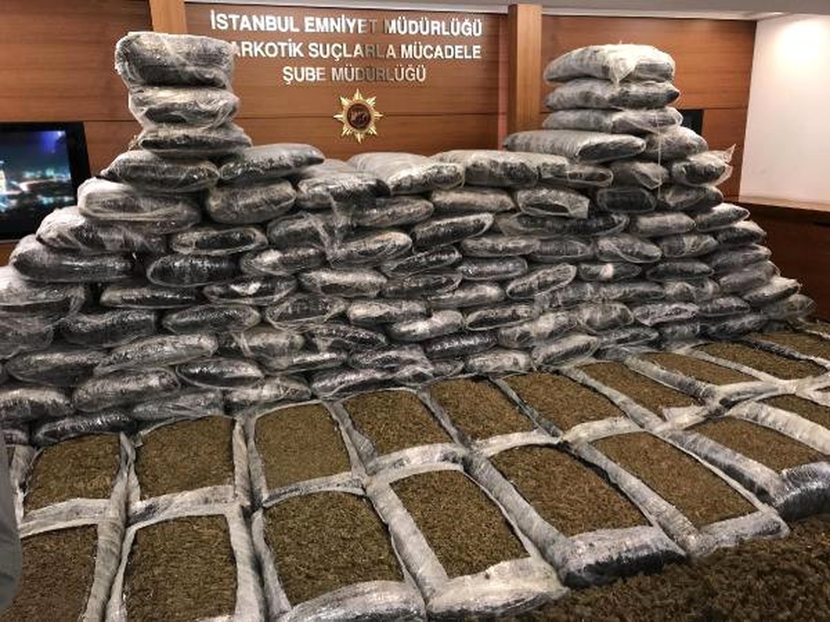 İstanbul\'daki Büyük Operasyonda Ele Geçirilen Uyuşturucu Basına Gösterildi