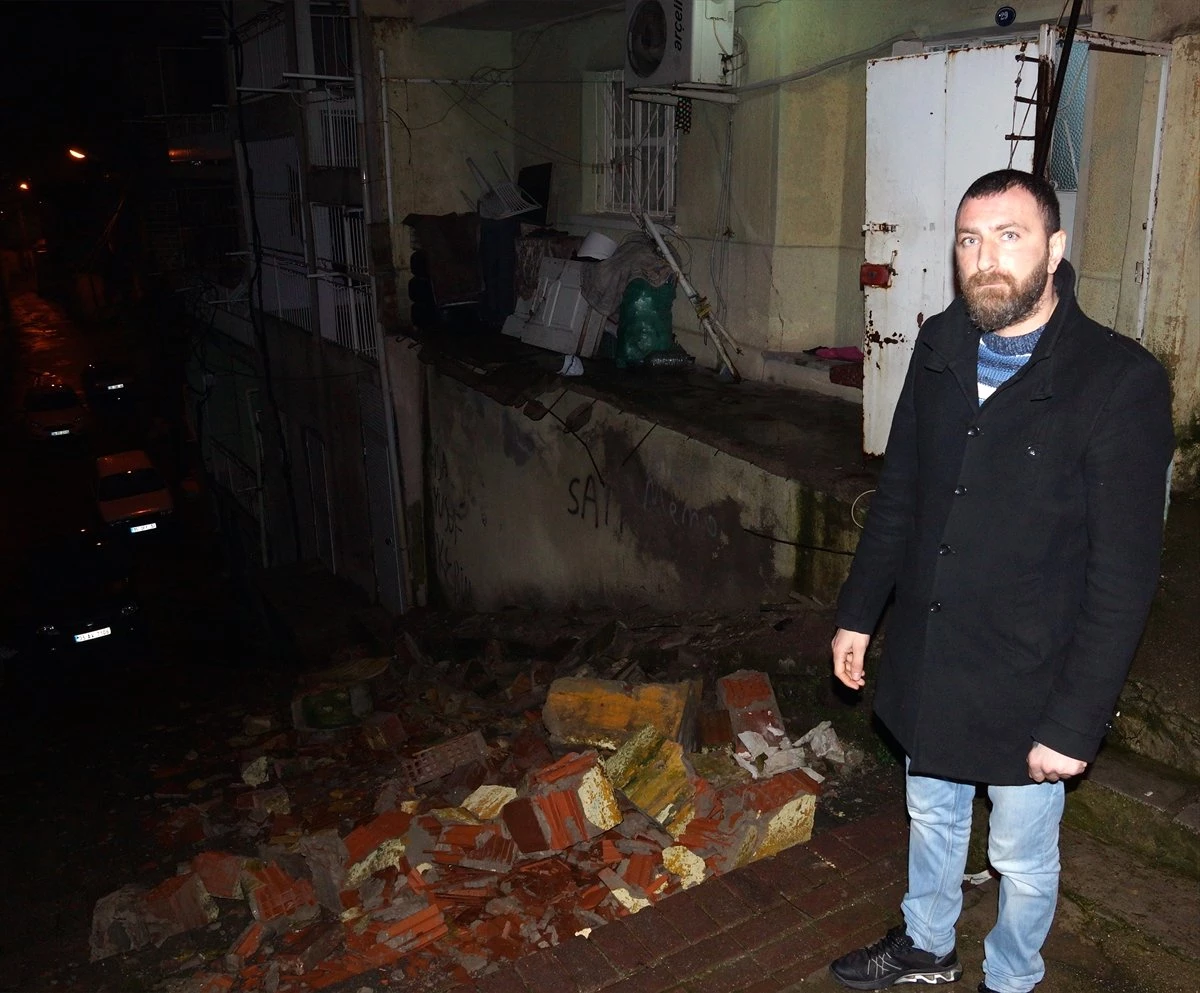 İzmir\'de İki Katlı Binanın Balkonu Çöktü