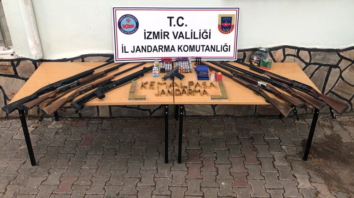 İzmir\'de Silah Kaçakçılığı Operasyonu