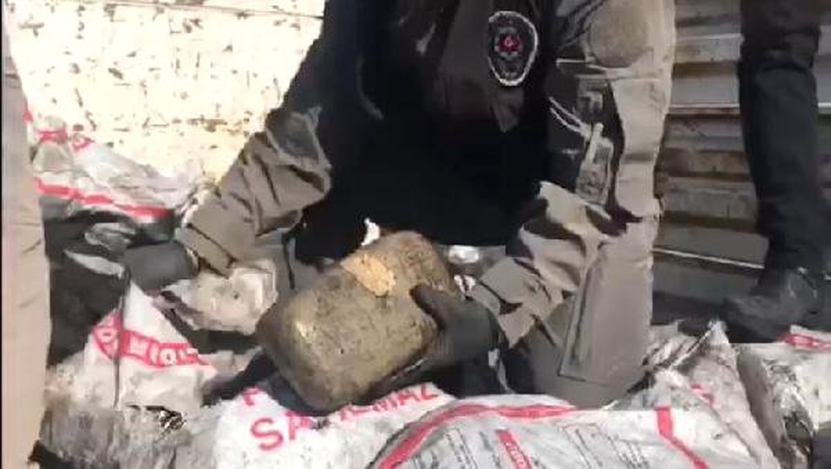 Kamyonetteki Yardım Kömürleri Arasında 69 Kilo Esrar Ele Geçirildi