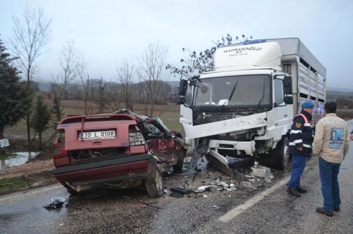 Kamyonla Çarpışan Otomobilin Sürücüsü Öldü