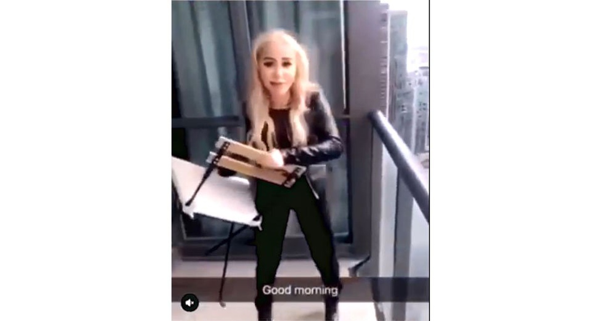 Kanada\'da Gökdelenin Balkonundan Sandalye Fırlatan Kişinin Kimliği Belirlendi