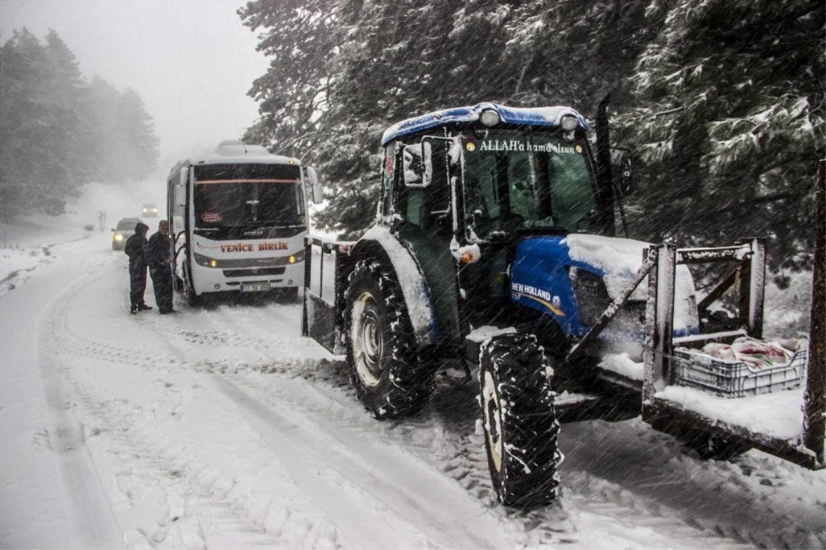 Kar Yolları Kapattı, Kazdağları\'nda Onlarca Araç Mahsur Kaldı