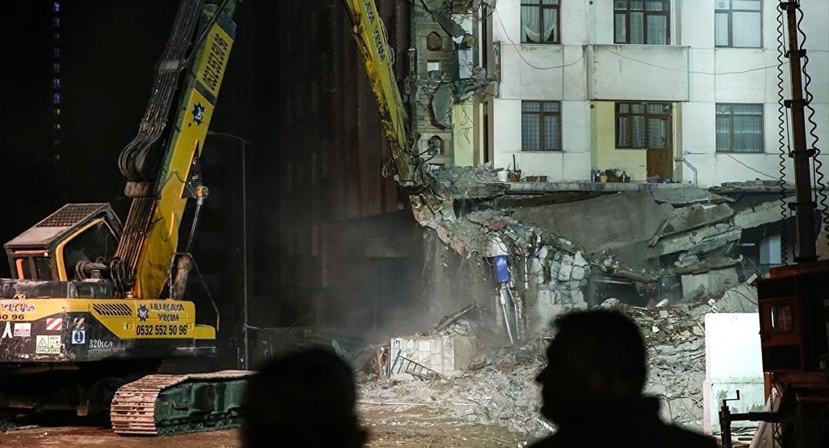 Kartal\'daki Felaketin Ardından Riskli Binanın İlkinin Yıkımına Geçildi