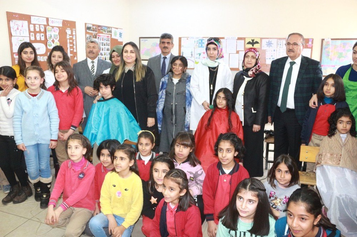 Köy Okulundaki Öğrencilerin Saç Bakımı Yapıldı