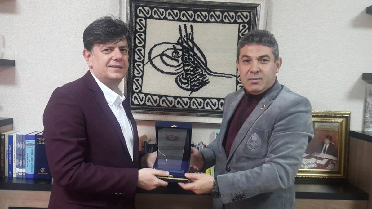 Muhtarlar Derneğinden Korkut\'a Teşekkür Plaketi
