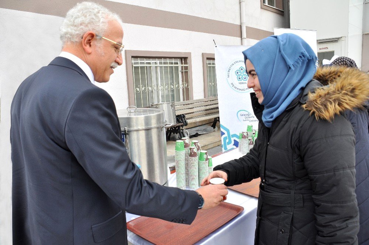 Neü Diş Hekimliği Fakültesinde Vatandaşlara ve Öğrencilere Salep İkramı