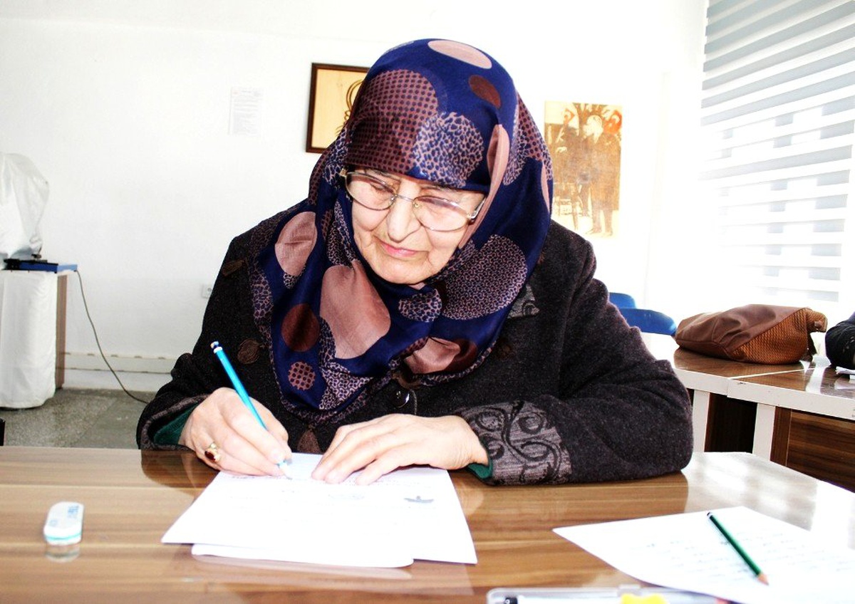Okuma Yazma Öğrenme Azimleri Takdir Topluyor