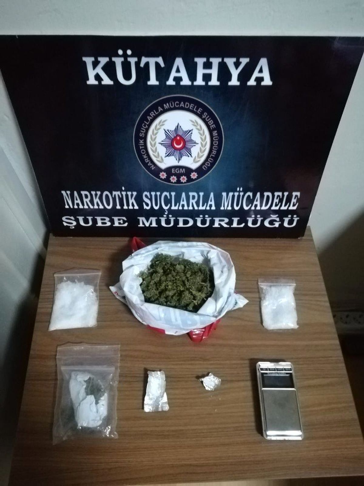 Otomobilin Tavan Döşemesinde Uyuşturucu Ele Geçilrildi