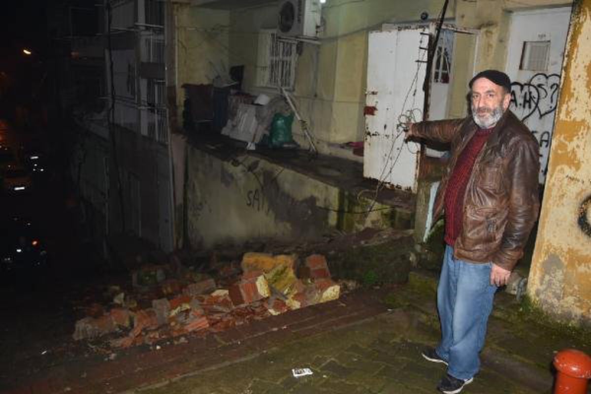 Sağanak Yağmurda Balkon Çöktü