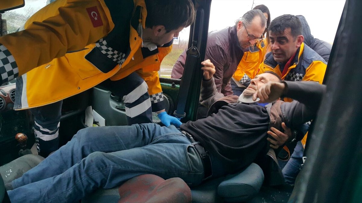 Sakarya\'da Otomobille Kamyonet Çarpıştı: 4 Yaralı