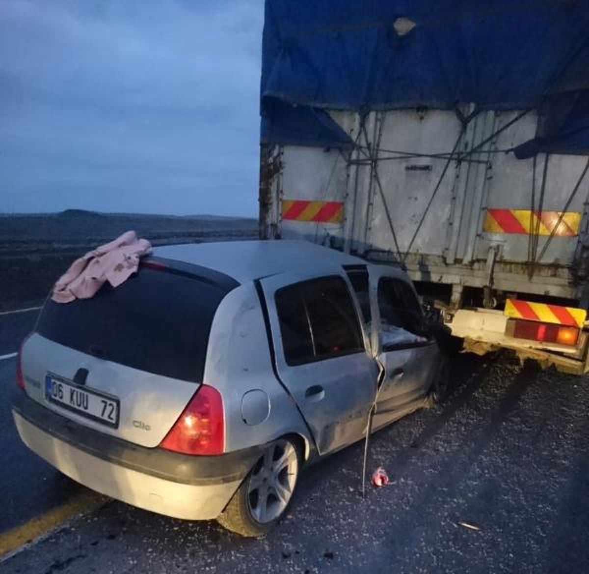 Şanlıurfa\'da, Tır\'a Çarpan Otomobildeki 5\'i Çocuk 8 Kişi Yaralandı