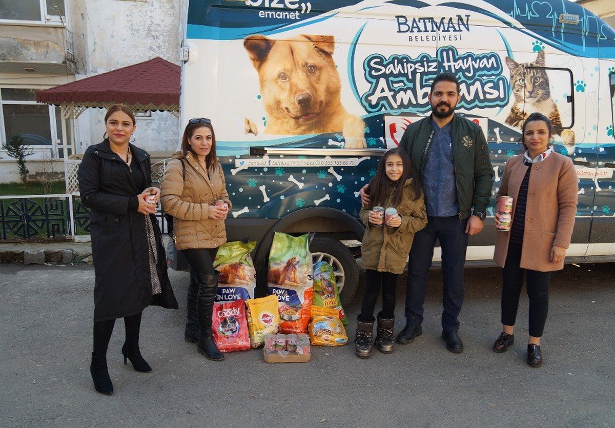 Sattığı Kar Küreleriyle Sokak Hayvanlarına Mama Aldı