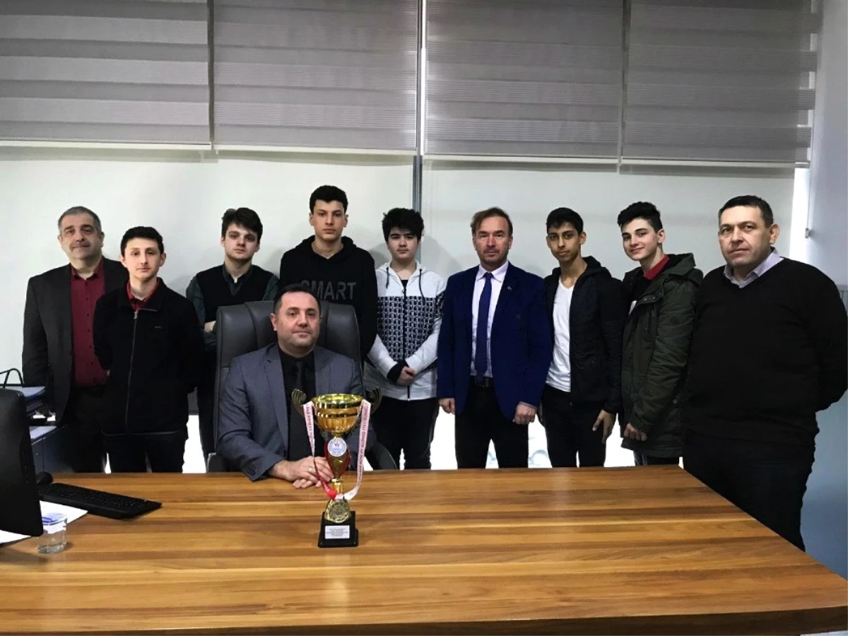 Şehit Erol Olçoklu Öğrenciler Badminton\'da Şampiyon Oldu