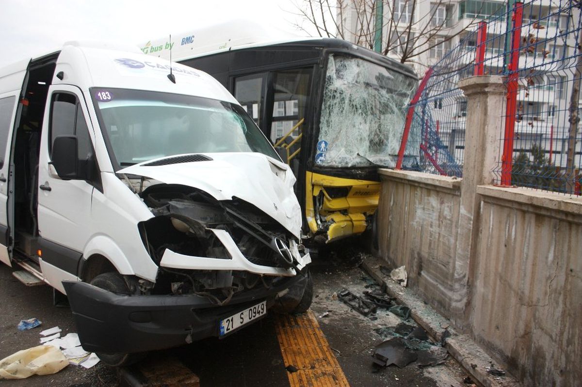 Servis Minibüsü ile Halk Otobüsü Çarpıştı: 13 Yaralı