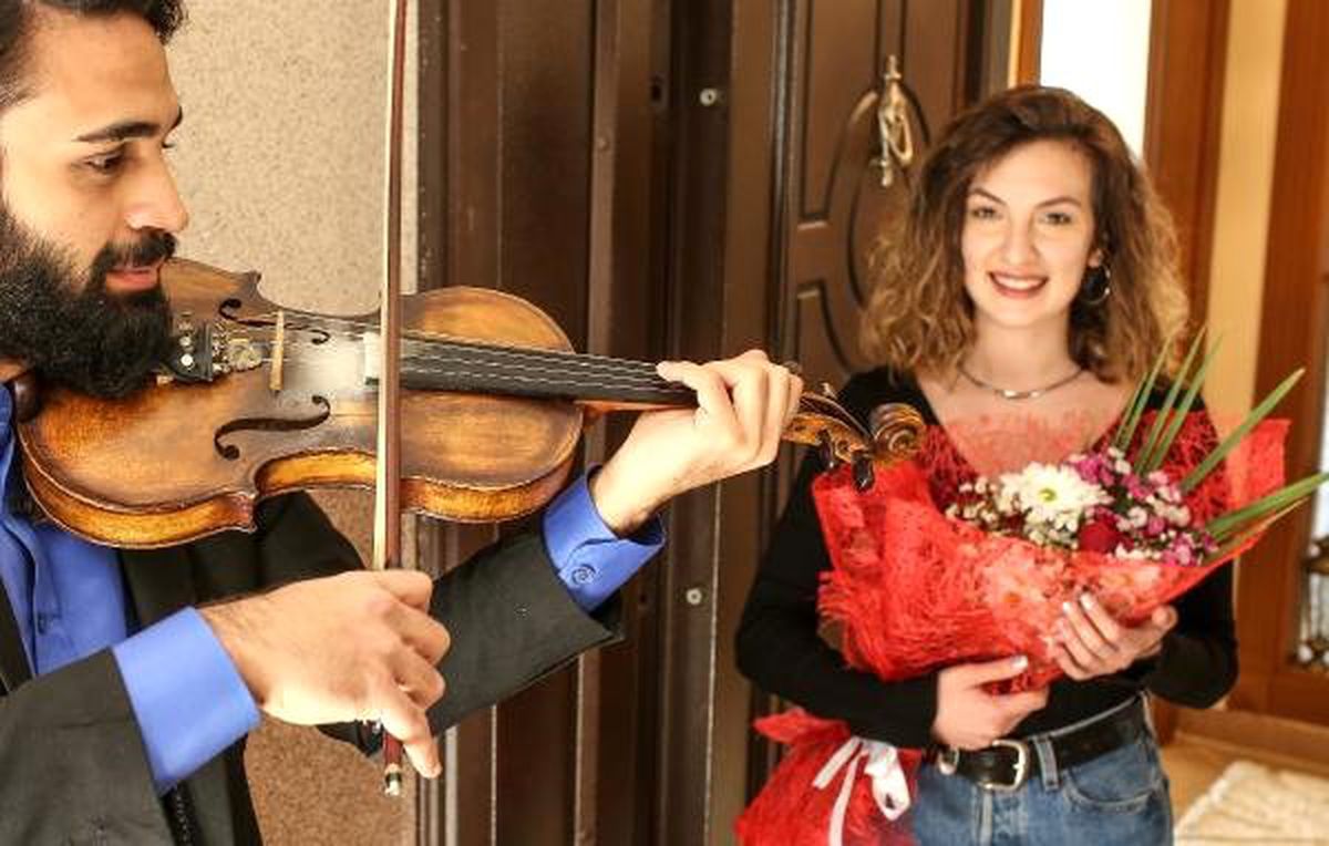 Sevgiliye Kemancı Eşliğinde Çiçek Servisi