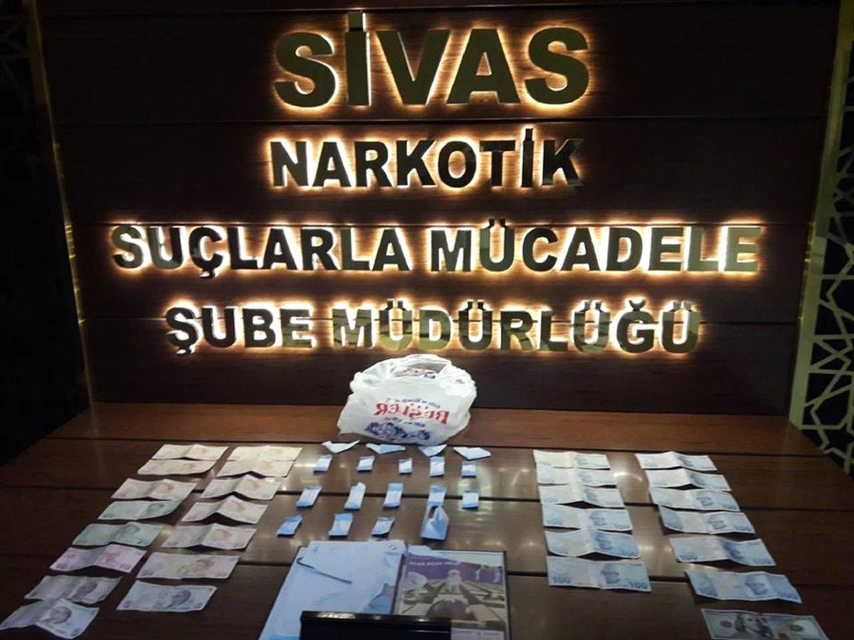 Sivas\'ta Sokak Satıcılarına Operasyon: 2 Tutuklama