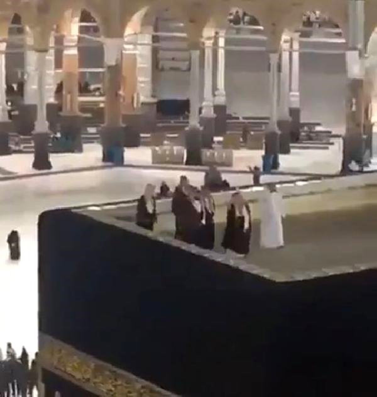 Suudi Arabistan Veliaht Prensi Bin Selman\'ın Kabe\'nin Üzerine Çıkması Büyük Tepki Çekti