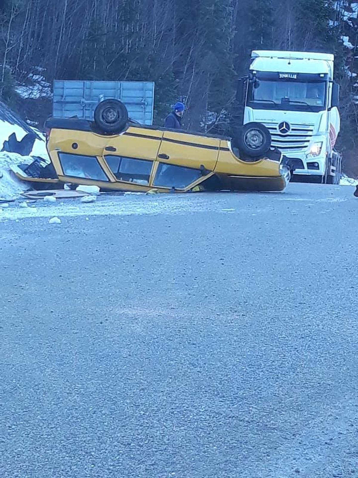 Takla Atan Otomobilde Üç Kişi Yaralandı