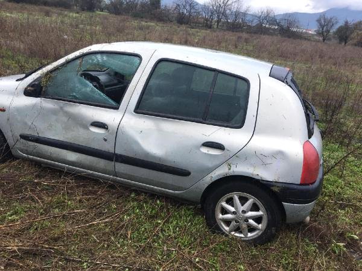 Takla Atarak Tarlaya Uçan Otomobildeki Karı-koca Yaralandı