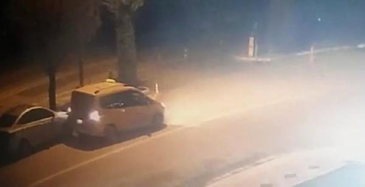 Taksinin Park Halindeki Otomobile Çarpıp Uzaklaşması Kamerada