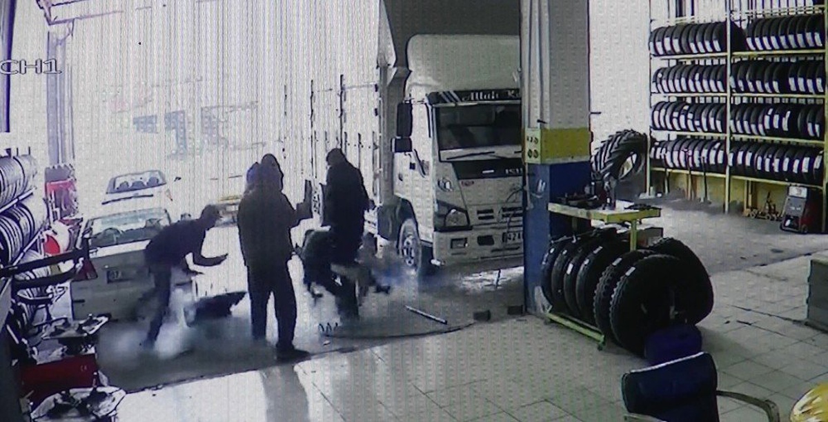 Tamir Sonrası Patlayan Lastik İki Kişinin Ayaklarını Yerden Kesti