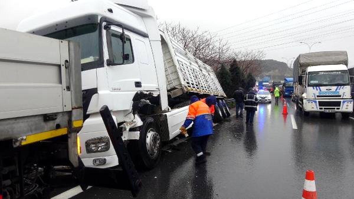 Tır, Bariyerlerin Üzerine Devrildi; Tem Yolunda Araç Kuyruğu Oluştu