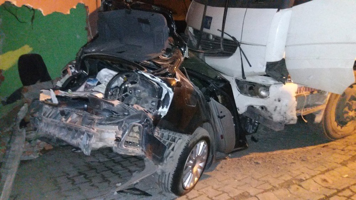 Tırın Çarptığı Otomobil Hurdaya Döndü