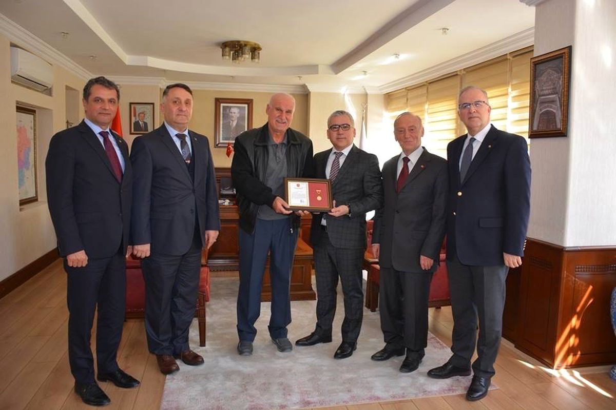 TSK Vakfına Bağış Yapan Hayırsevere Madalya Verildi