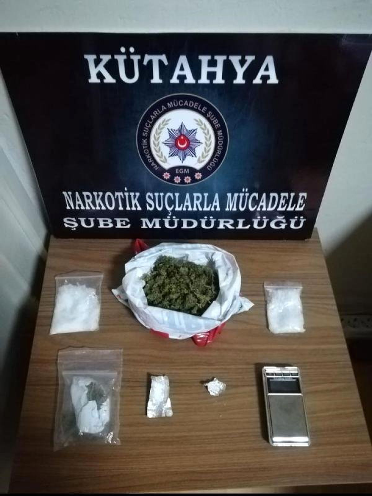 Uyuşturucu, Otomobilin Tavan Döşemesinin İçinde Bulundu