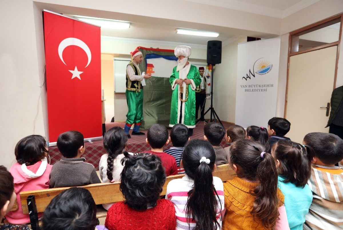 Van Büyükşehir Belediyesi, Tiyatro Oyunuyla Çevre Eğitimi Veriyor