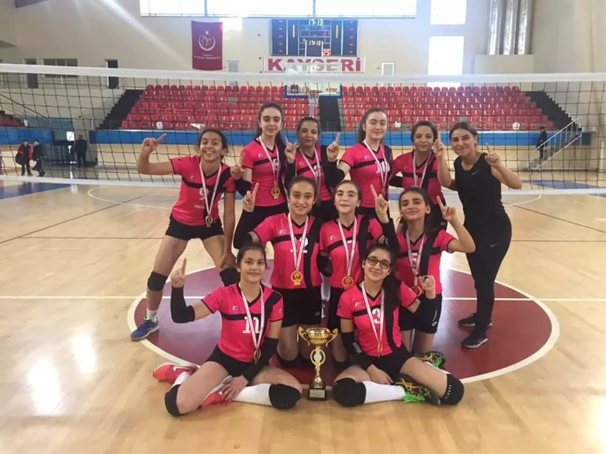 Voleybol Yıldız Kızlarda Şampiyon Sema Yazar