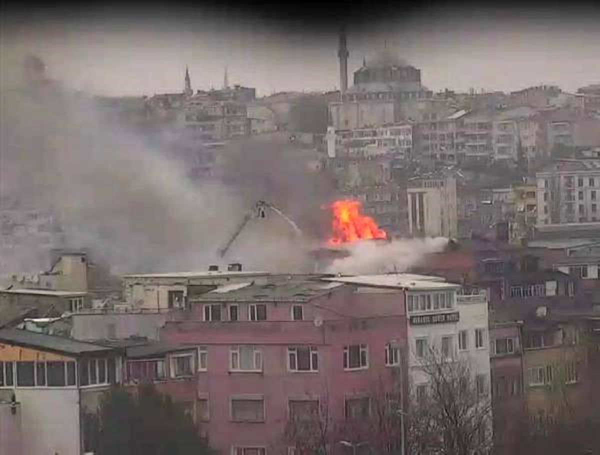 Yenikapı\'da Metruk Binada Yangın (1)