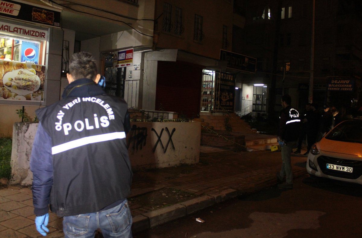 Adana\'da Evinin Önünde Silahlı Saldırıya Uğrayan Kişi Yaralandı