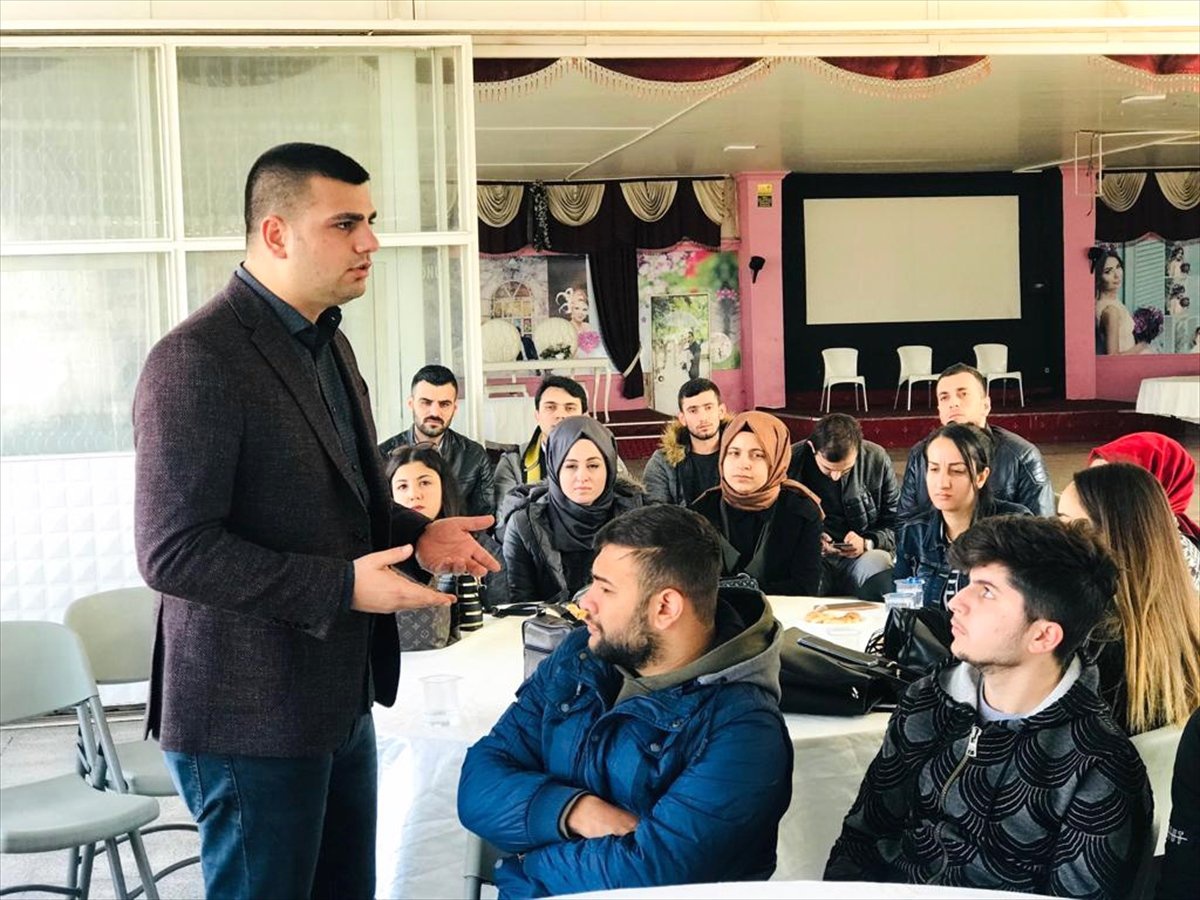 AK Parti\'nin İzmir\'deki Genç Kürsü Uygulaması